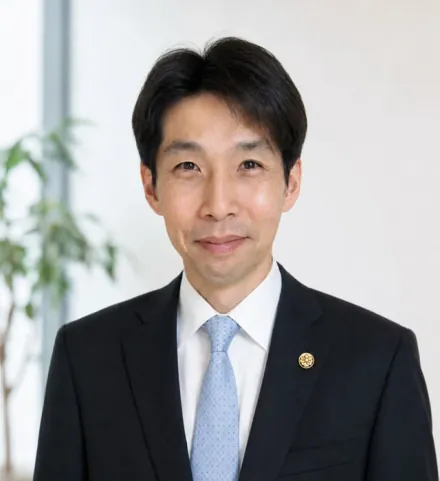 青山行政書士事務所の行政書士 青山哲史
